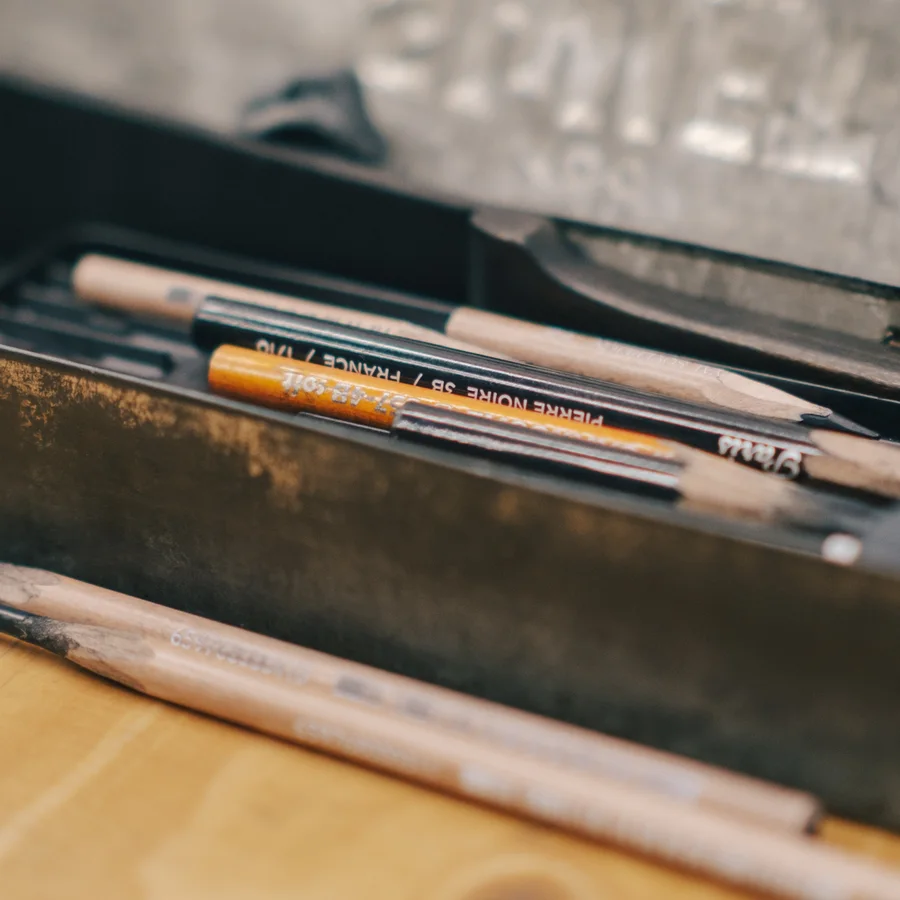 Dose mit Kohlestiften